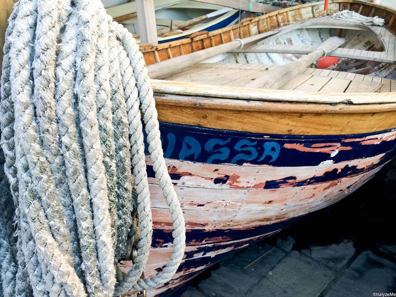 Vecchia barca armeggiata sulla darsena di Riomaggiore