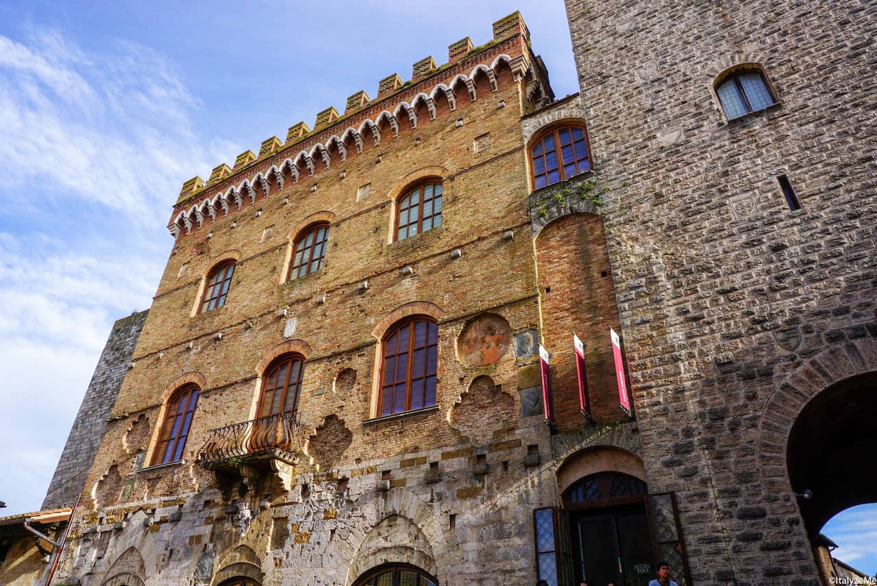 Il Palazzo comunale di San Gimignano affacciato su Piazza Duomo
