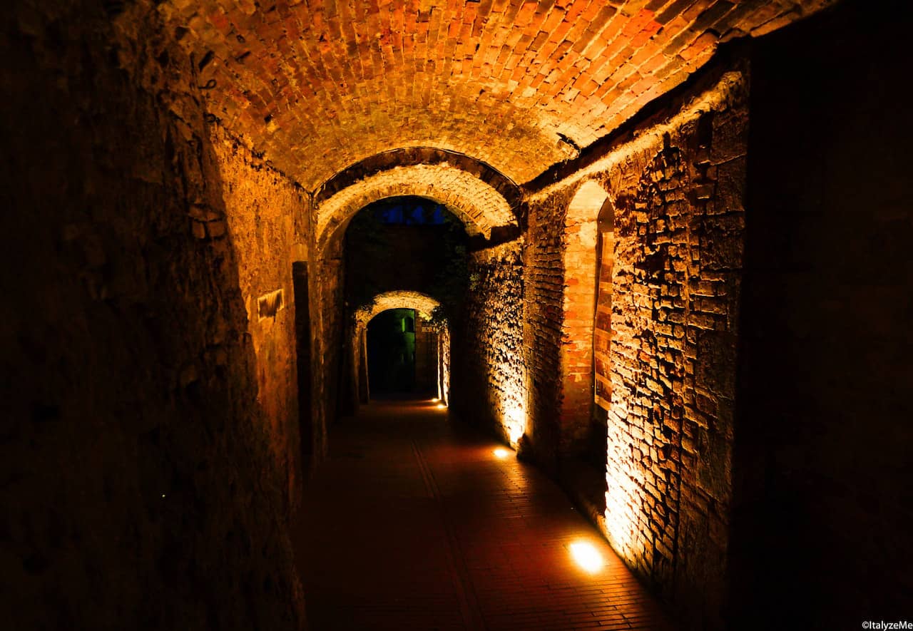 Vicoli illuminati in una notturna e suggestiva San Gimignano