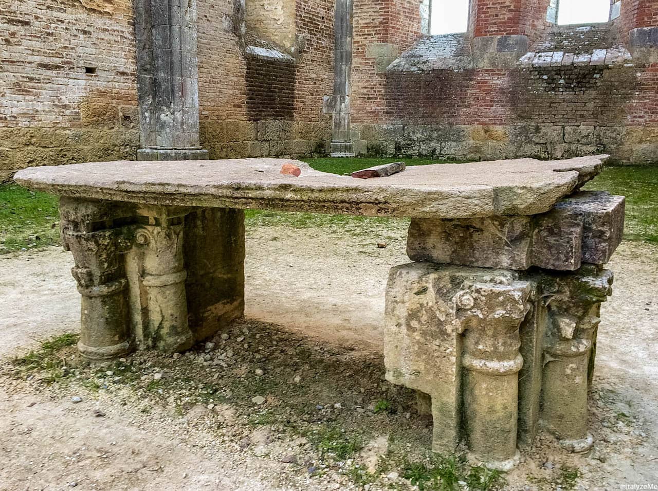 L'altare della suggestiva Abbazia di San Galgano