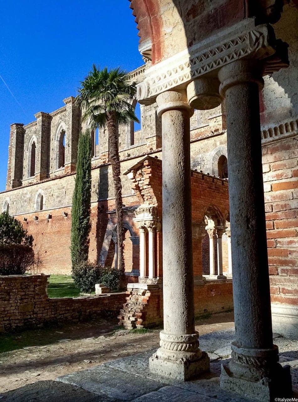 I resti del colonnato esterno all'Abbazia di San Galgano