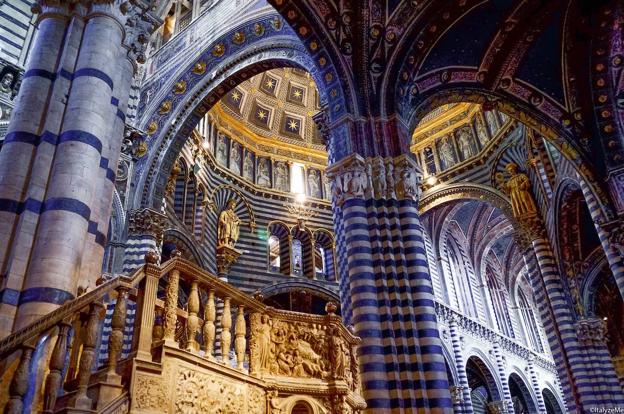 L'altare con sopra la volta stellata all'interno del Duomo di Siena