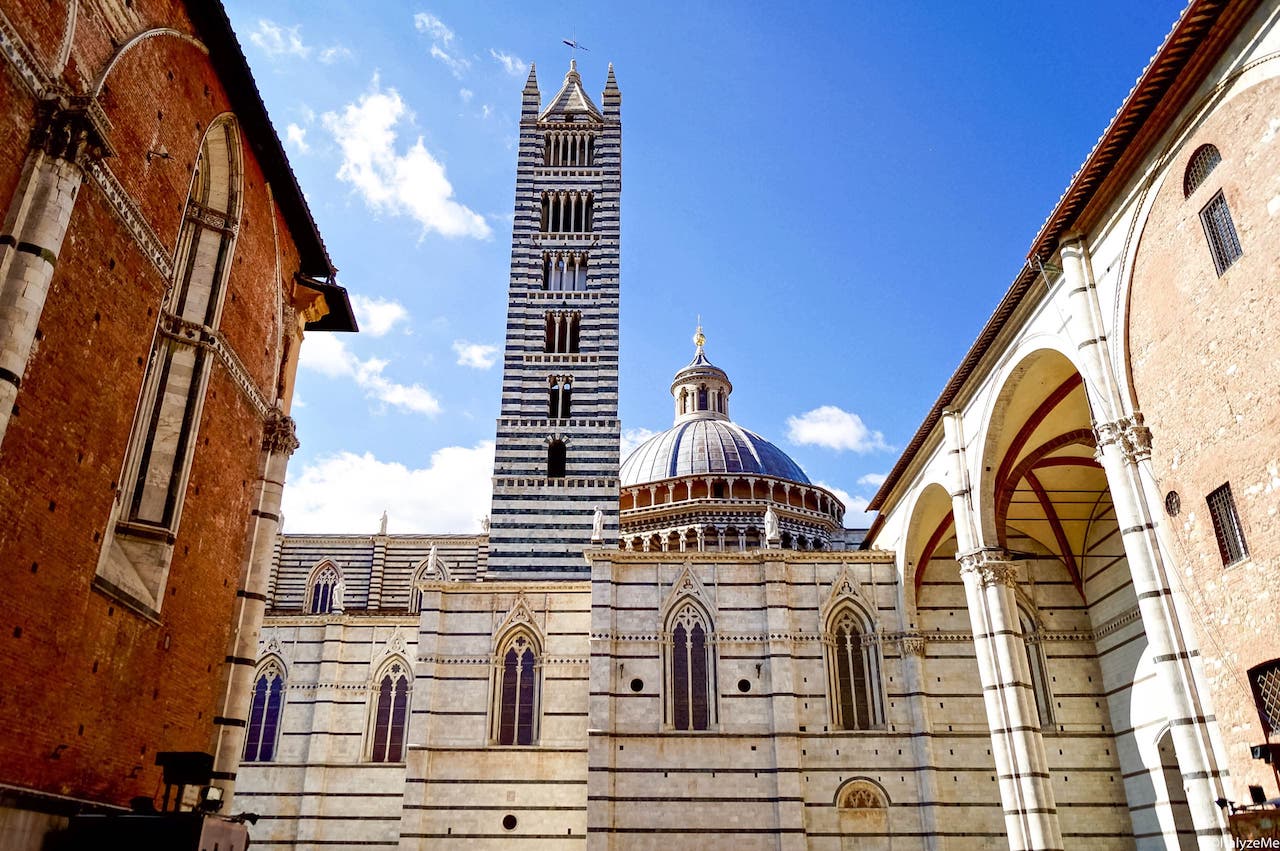 Il Duomo di Siena visto dall'esterno, dalla prospettiva offerta varcando il "Facciatone"