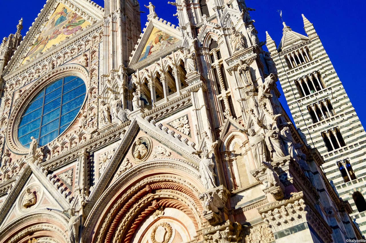 Una prospettiva della facciata e del campanile del Duomo di Siena
