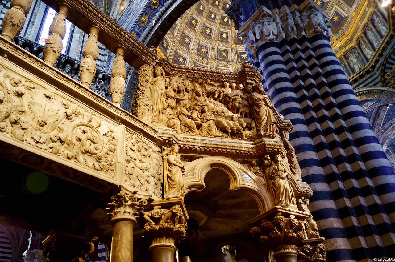 Il pulpito scolpito da Nicola Pisano all'interno del Duomo di Siena