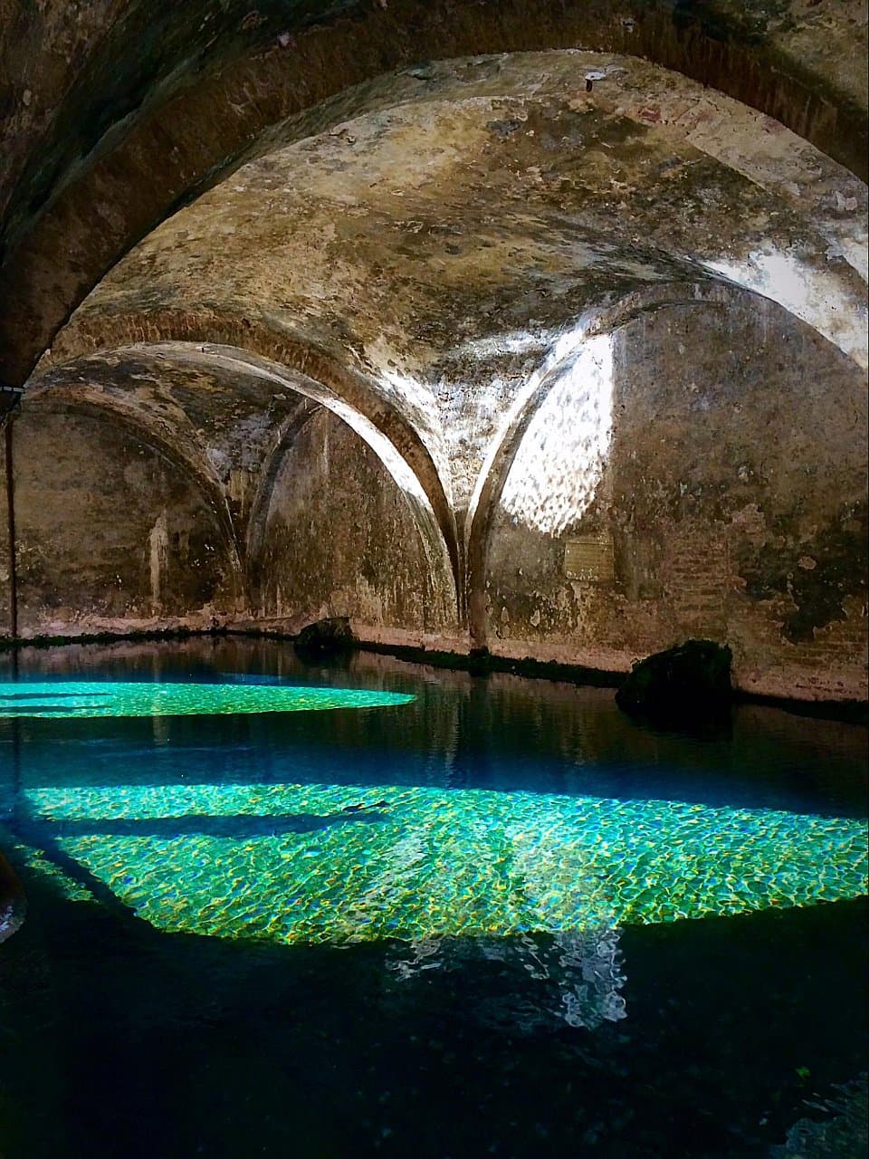 Splendidi riflessi sull'acqua della fonte di Fontebranda a Siena
