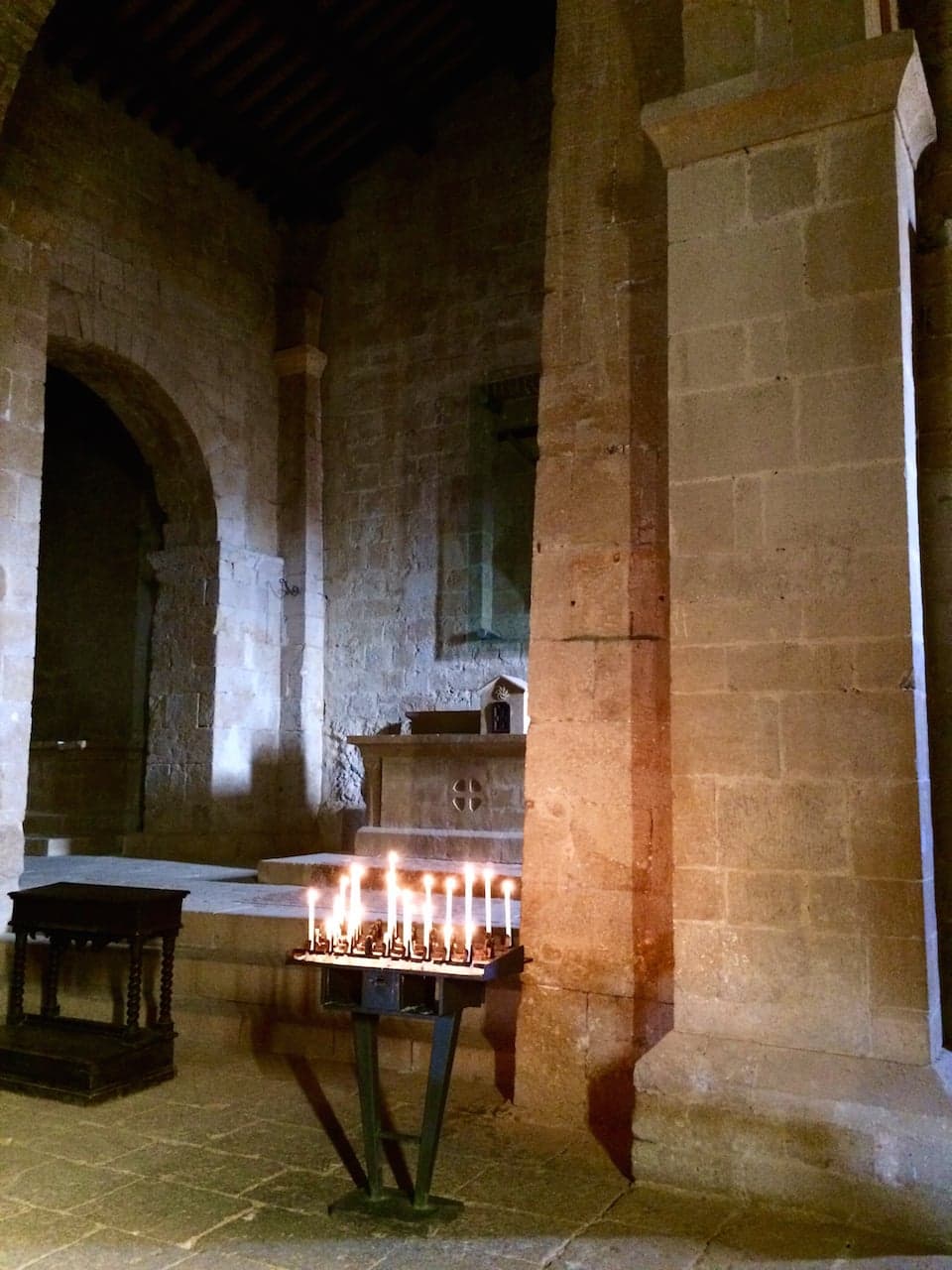 Pieve di Corsignano, altare nella navata centrale