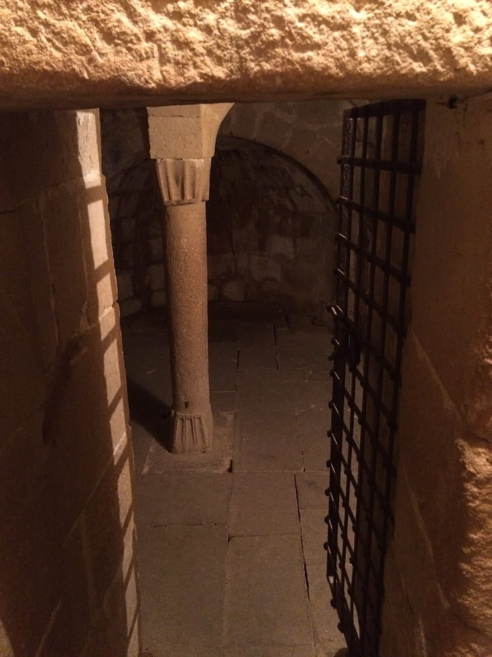 Pieve di Corsignano, la colonna nella Cripta