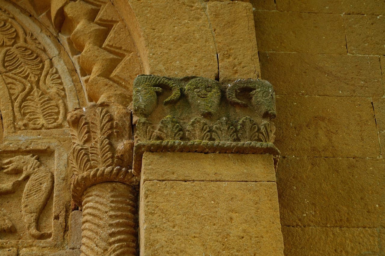 Dettaglio delle colonnette sul portone della Pieve di Corsignano