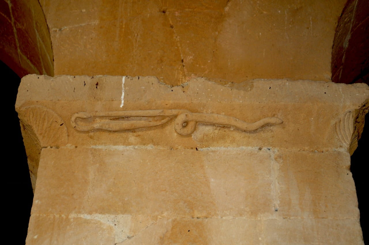 Pieve di Corsignano, un capitello con scolpito il Serpente Regolo
