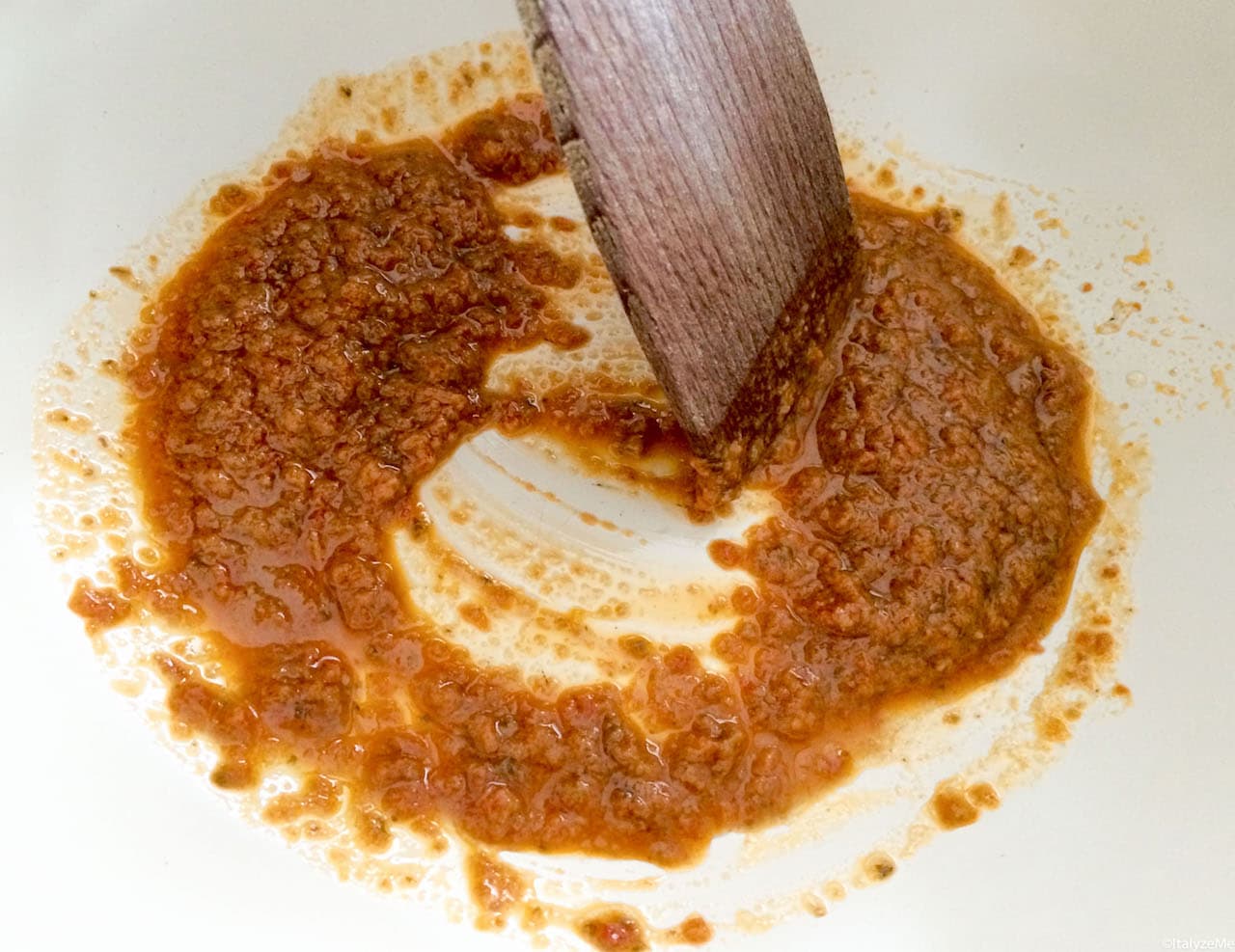 Il Pesto Rosso Ligure va sciolto con un cucchiaio di acqua di cottura della pasta in una padella