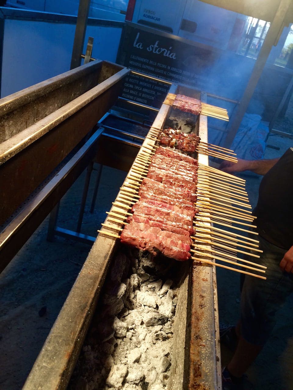 Arrosticini abruzzesi: tipici spiedini di carne di pecora arrostiti sulla griglia