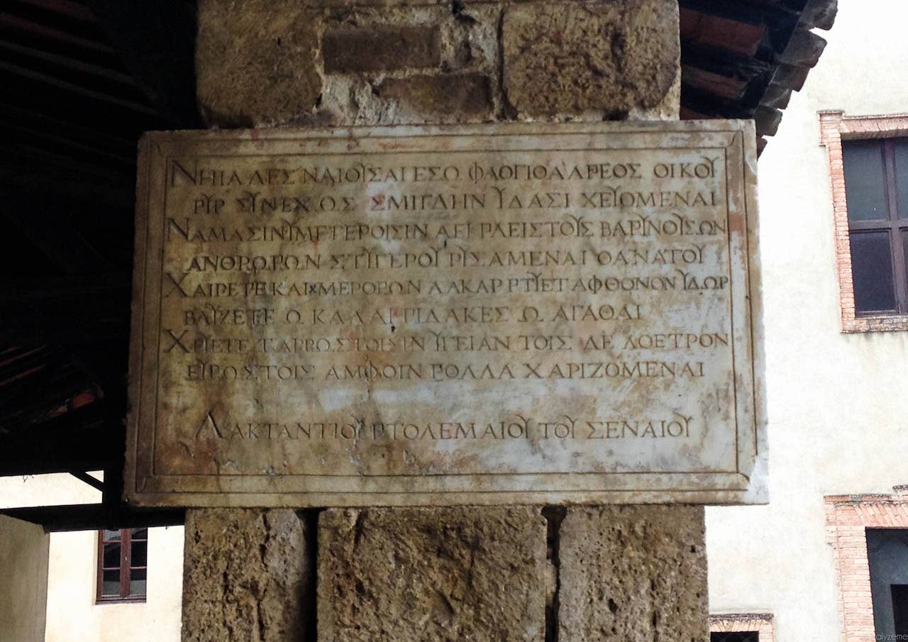 L'iscrizione in greco voluta da Lattanzio Tolomei in cui si consacrano le acque curative alle ninfe