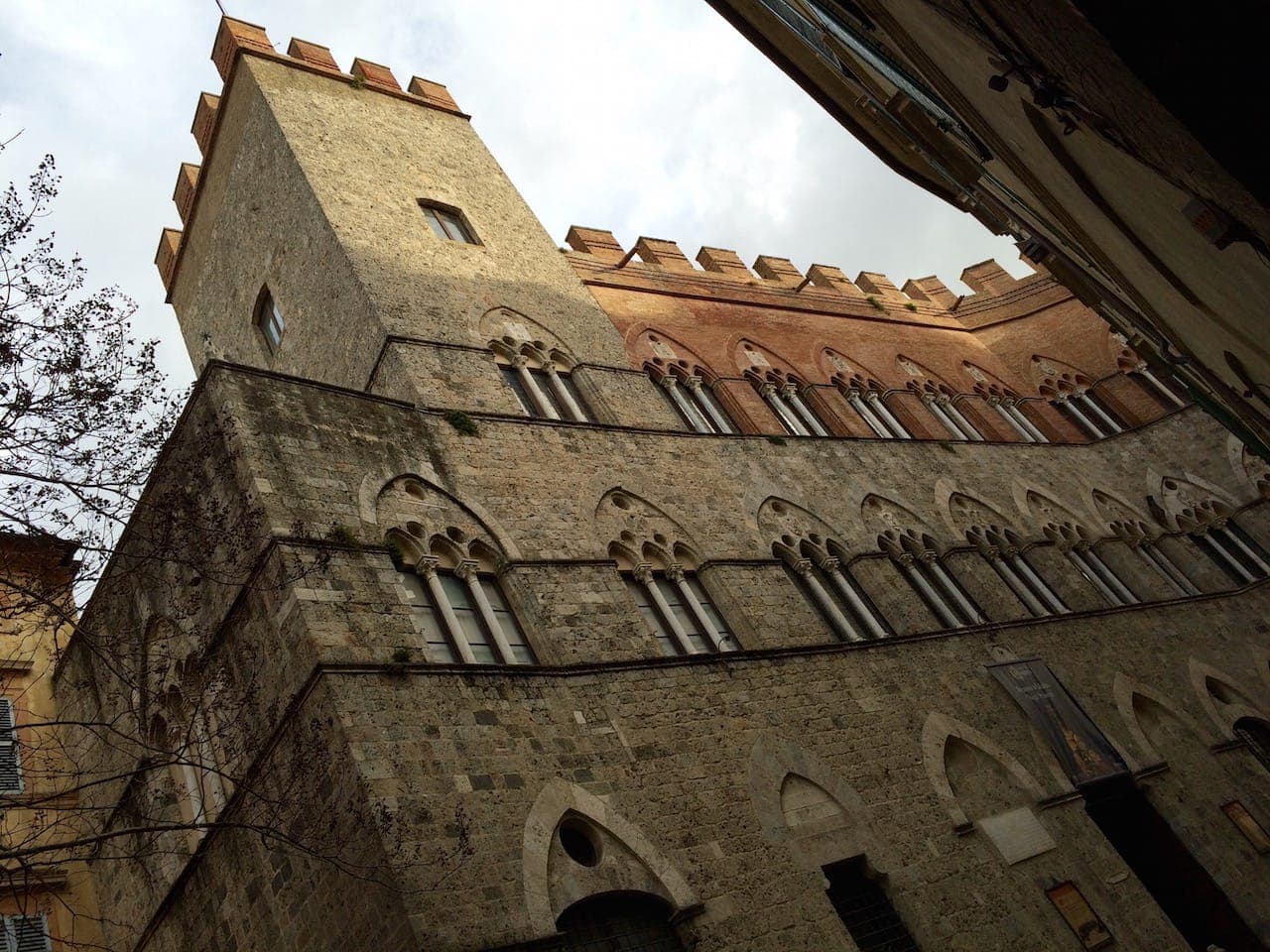 Palazzo Chigi, come quasi tutti gli altri palazzi nobiliari, era dotato di un proprio sistema idrico privato