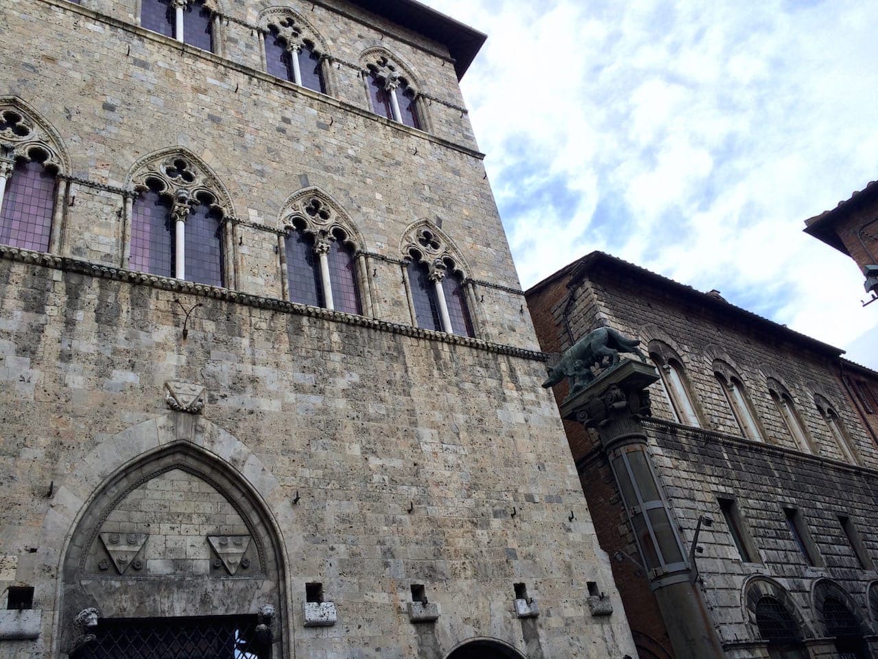 La piazza dove si affaccia palazzo Tolomei a Siena