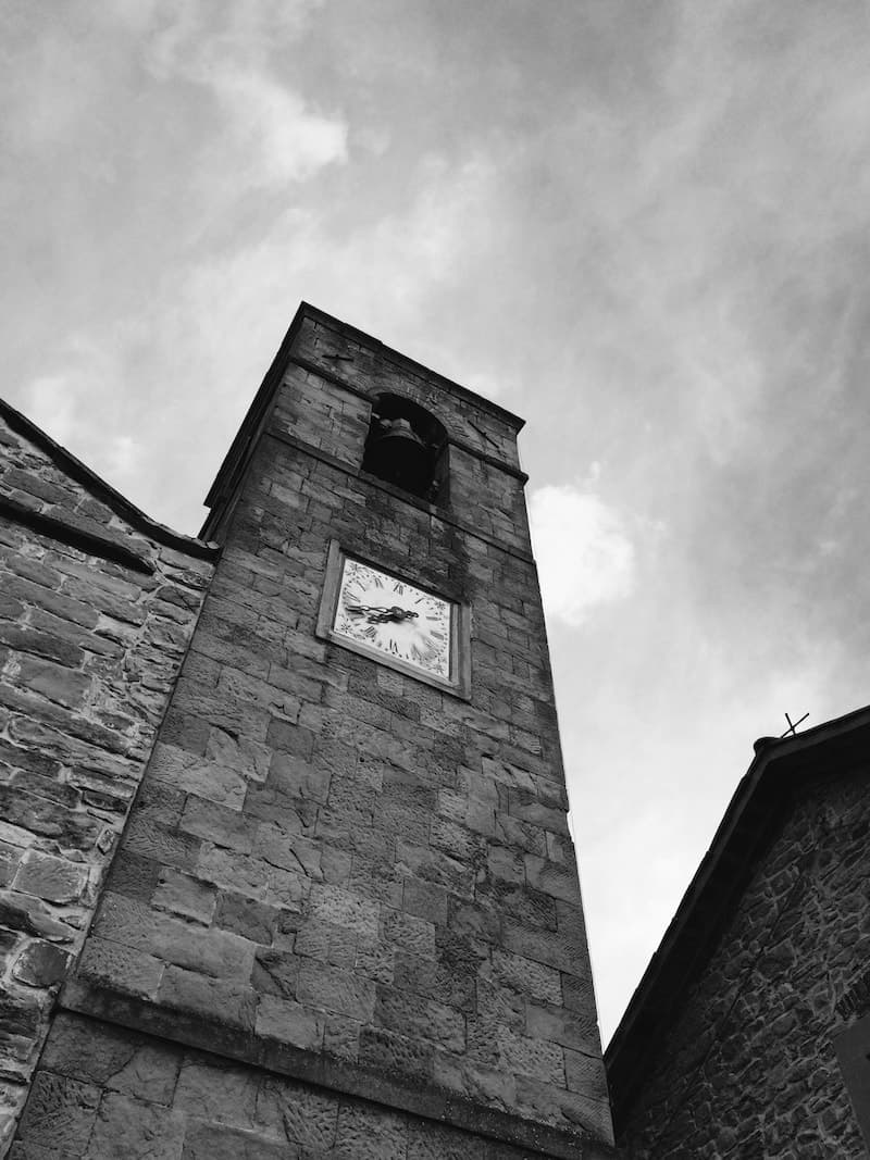 Il campanile della Chiesa di Cetica in Casentino, immersa nel versante boschivo del Pratomagno