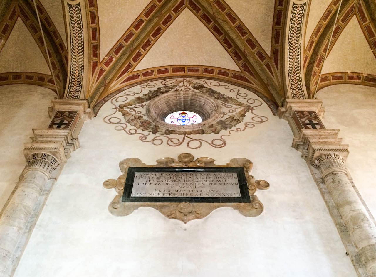 Interno della Cattedrale di Pienza: si notano l'oculus ed il rialzo operato sulle colonne