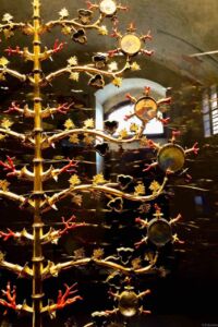 Un dettaglio dei reliquiari dell'Albero d'Oro di Lucignano