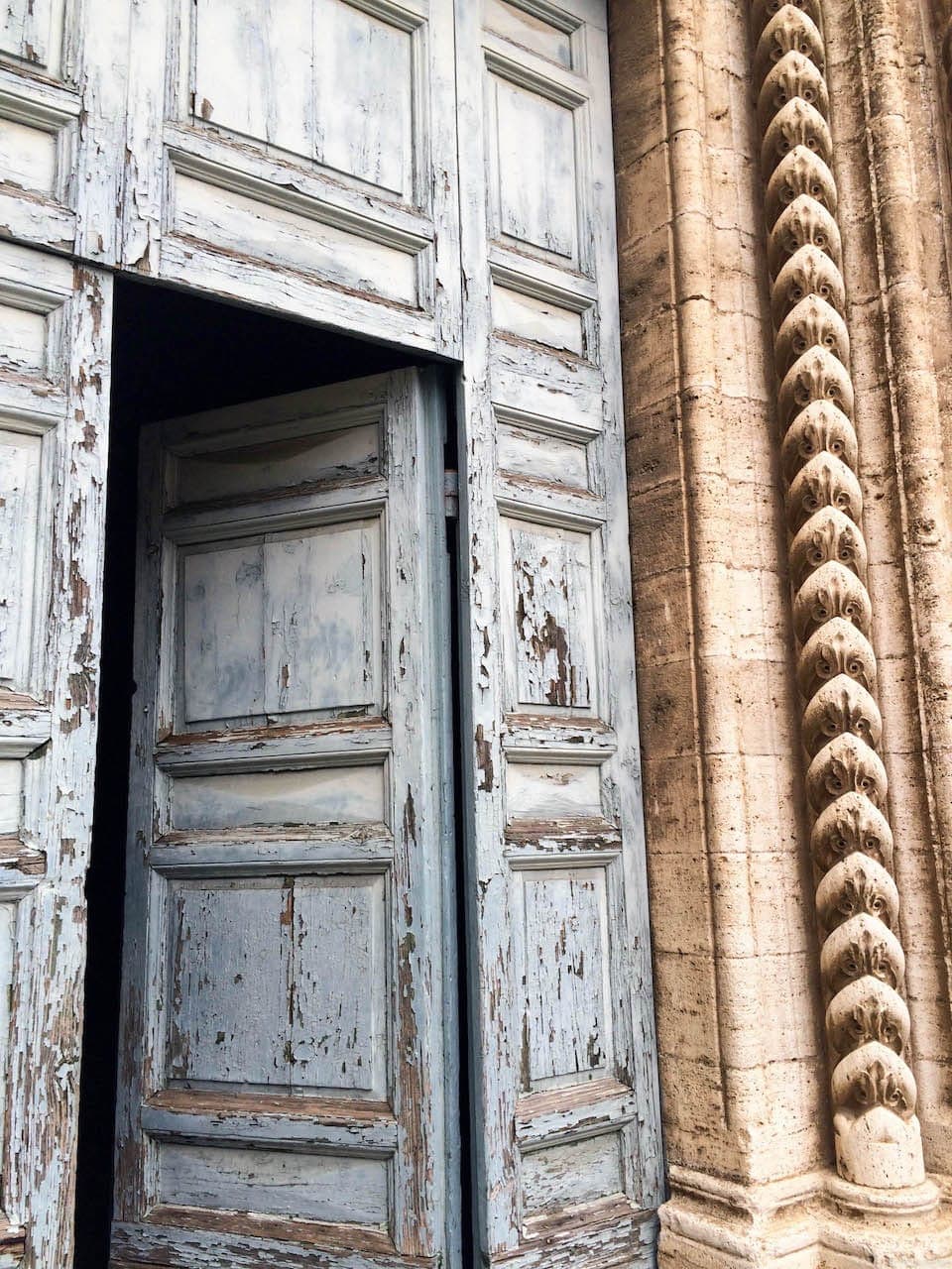 Dettagli del portale gotico della Chiesa di San Francesco a Lucignano