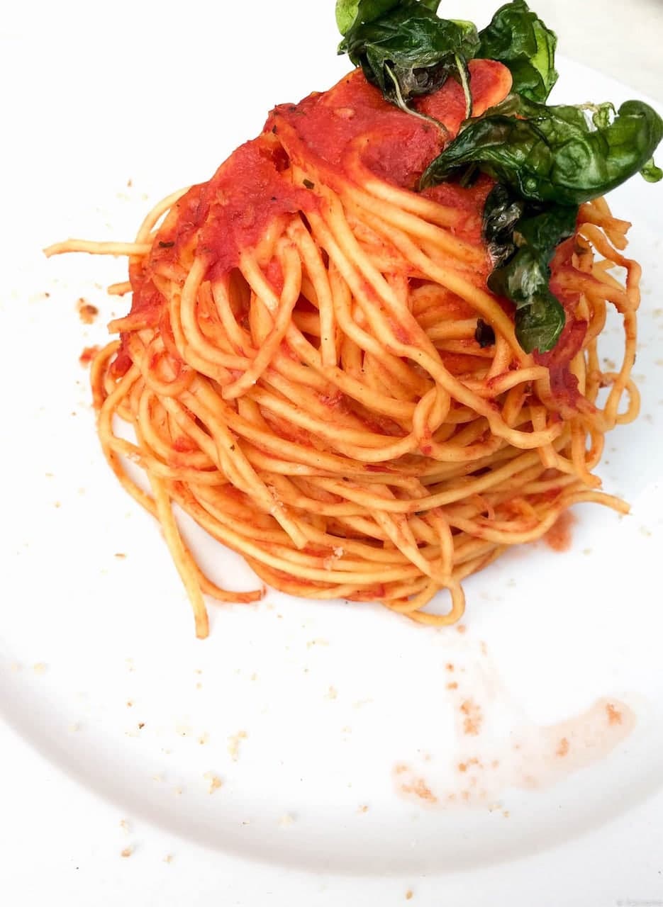 Spaghettini pomodoro e basilico, ancora più profumati se irrorati di alcune gocce di grappa