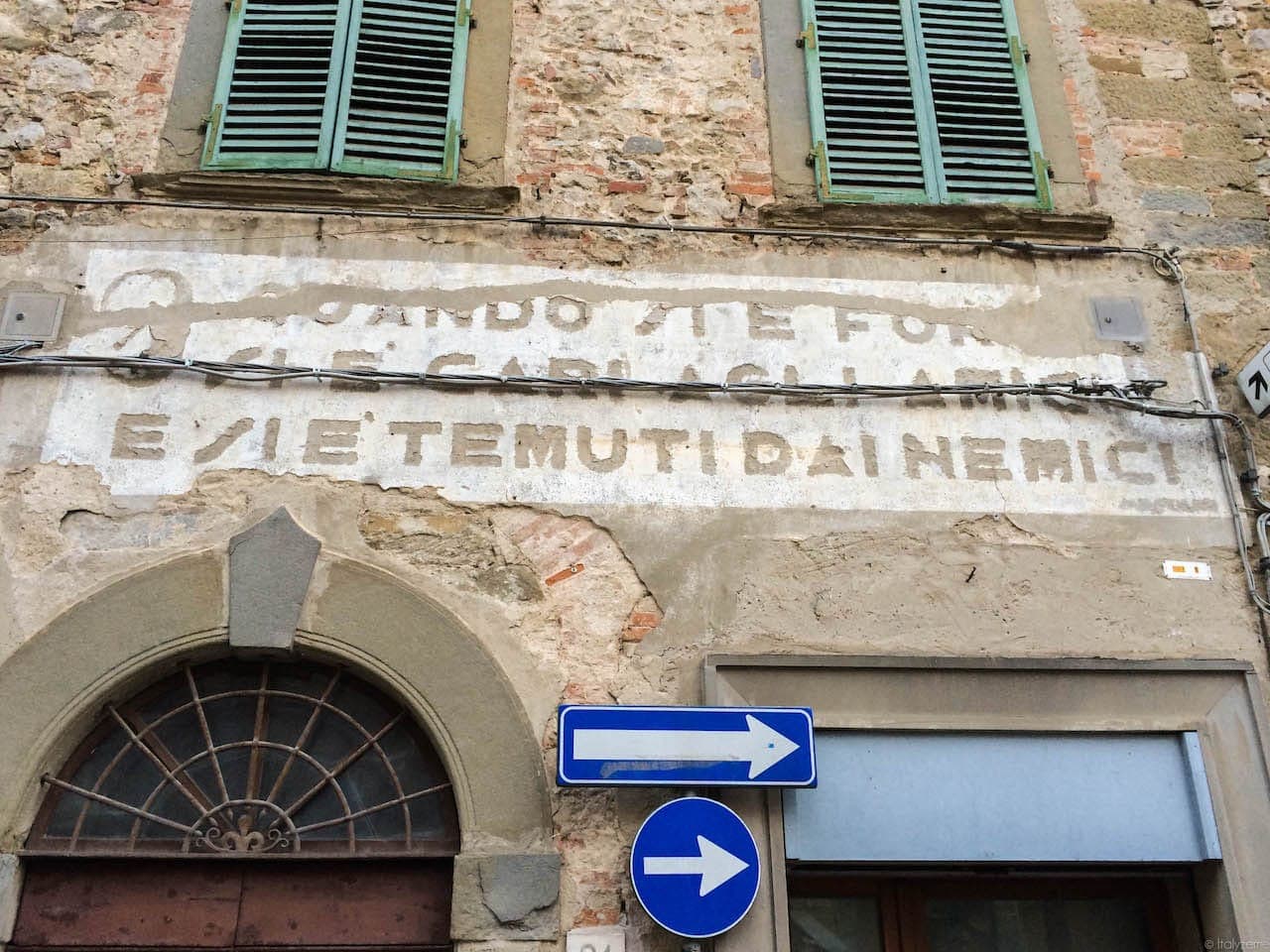 Particolare di una scritta d'epoca fascista su un edificio in via Rosini