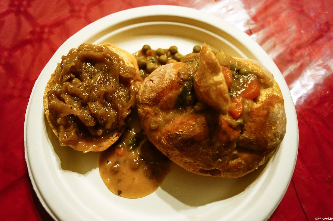 Un piatto semplice e saporito dalle taverne torritesi: la ribollita servita dentro una pagnotta ed accompagnata dal crostino di cipolle