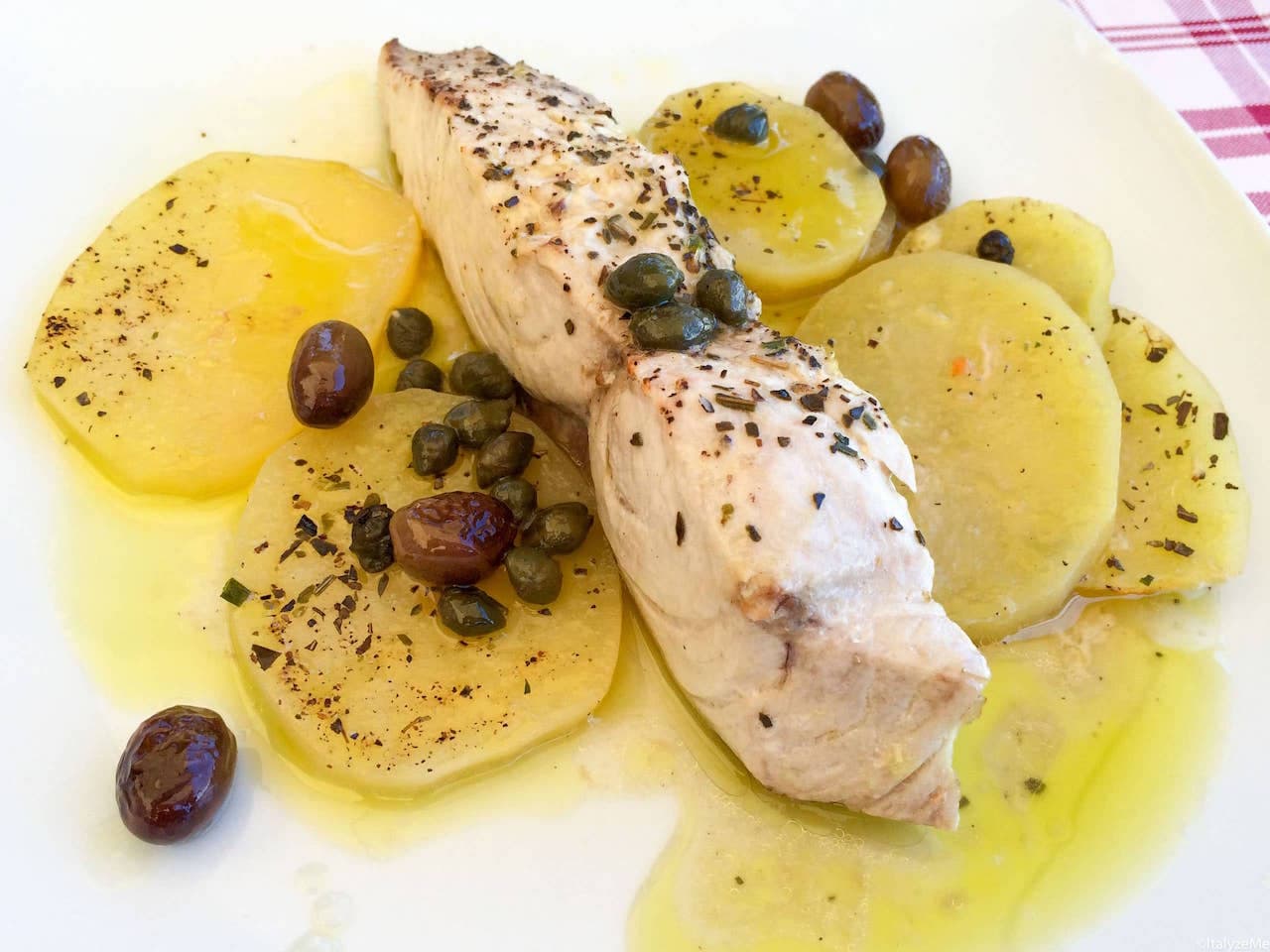 Ricciola con erbette, olive, capperi e patate