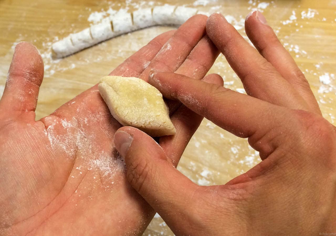 La forma dei ricciarelli è quella di una losanga: prendete un pezzettino di pasta e dategli la forma tra le mani