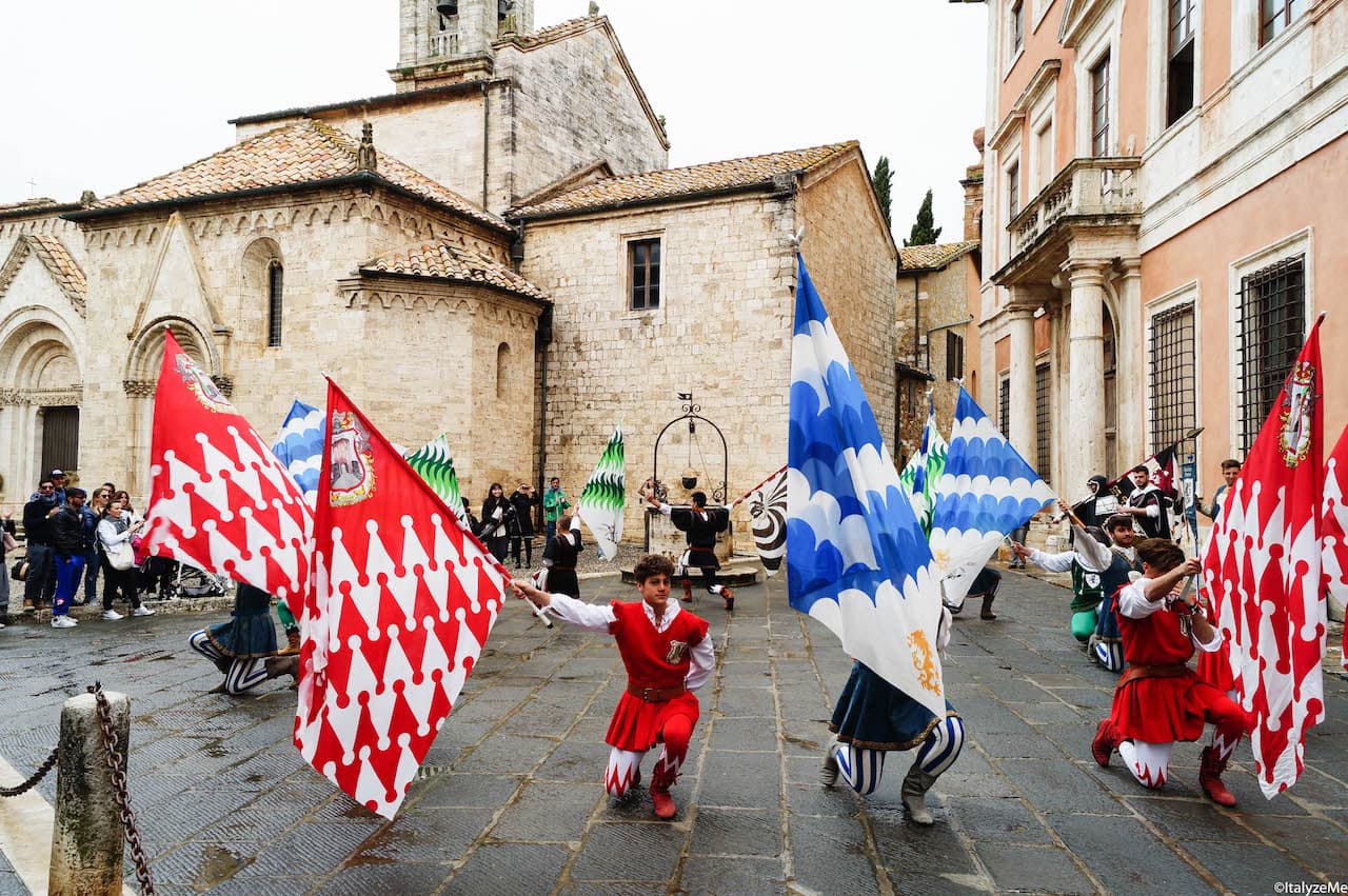 Sbandieratori della Festa del Barbarossa a San Quirico d'Orcia