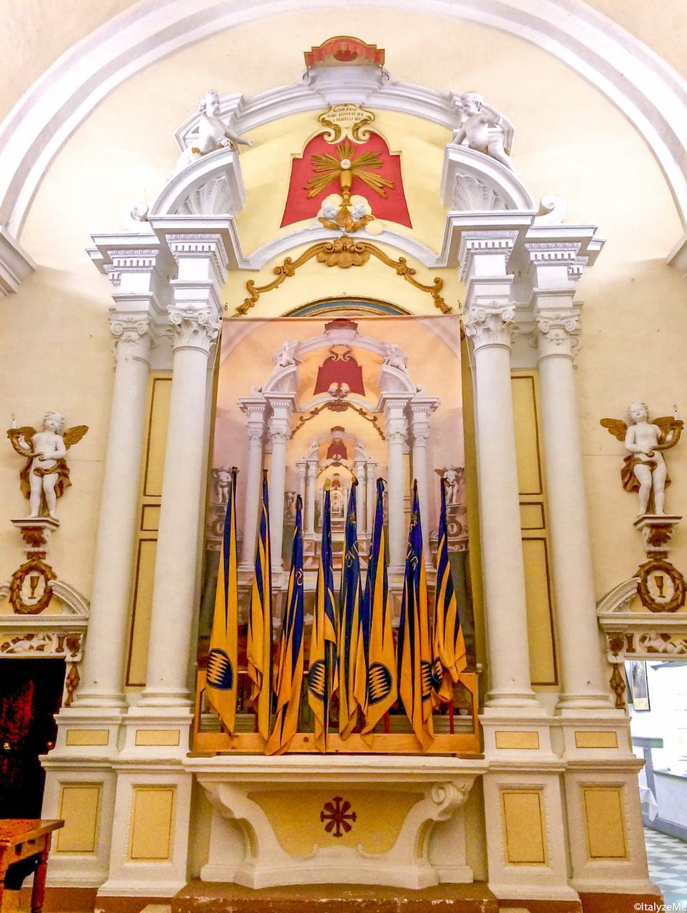 L'altare della chiesa del Corpus Domini, sede del quartiere montalcinese Ruga
