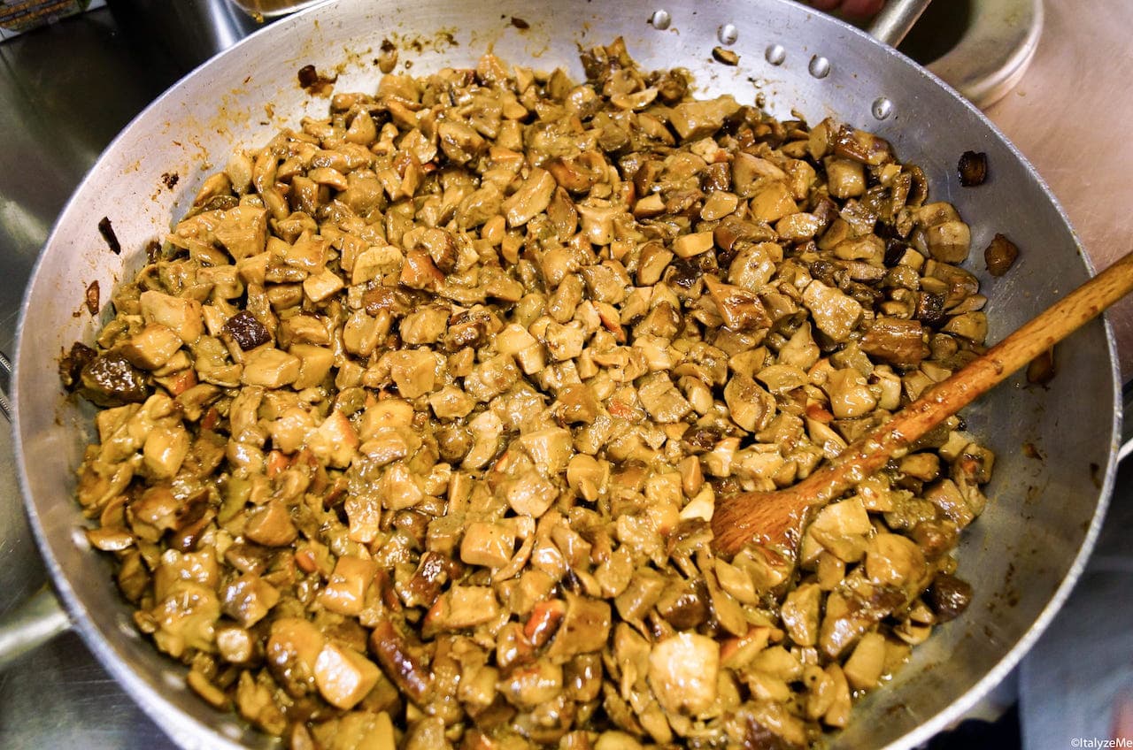 I funghi porcini che serviranno da delizioso condimento all'arista preparata dalle donne del Borghetto