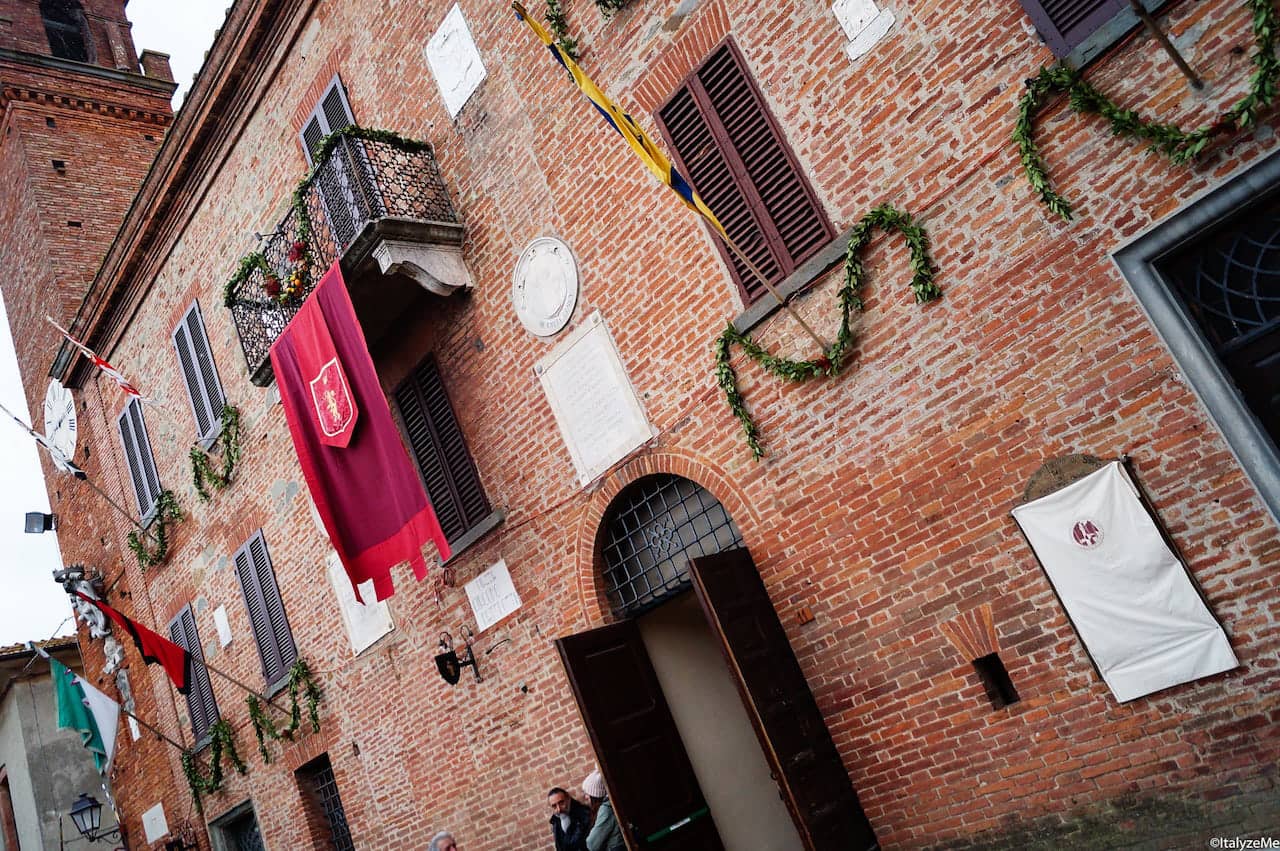 Il palazzo municipale di Torrita di Siena, vestito a festa durante la settimana del Palio dei Somari