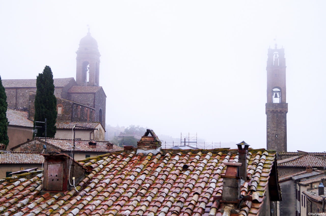 La nebbia che avvolge tutta Montalcino nella nostra serata itinerante per quartieri