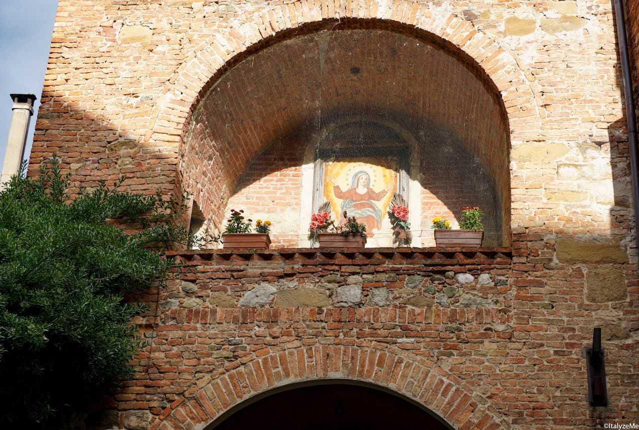 L'immagine della Madonna sopra Porta Gavina a Torrita di Siena