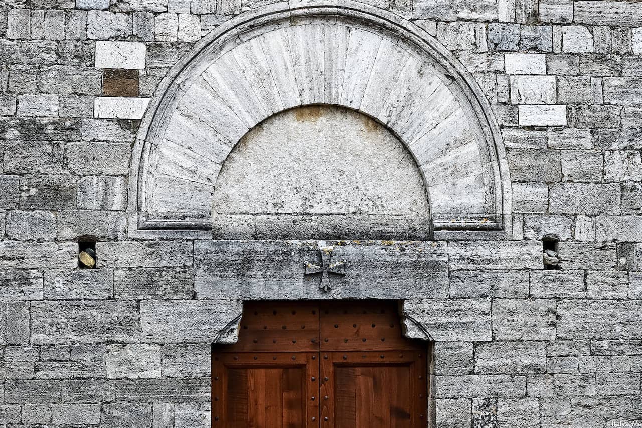 Il portale della chiesa di San Jacopo al Tempio a San Gimignano, con la croce patente dell'Ordine dei Cavalieri Templari
