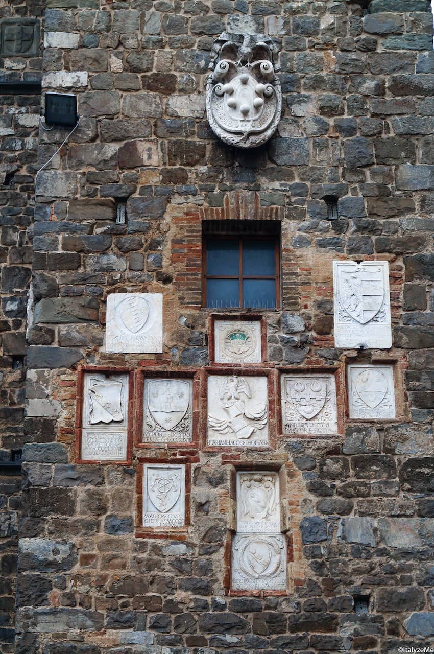 Stemmi del Palazzo di Priori a Montalcino