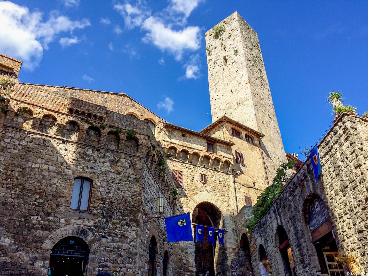 L'Arco de' Becci con la sua torre: maestoso ed imponente ingresso a Piazza della Cisterna