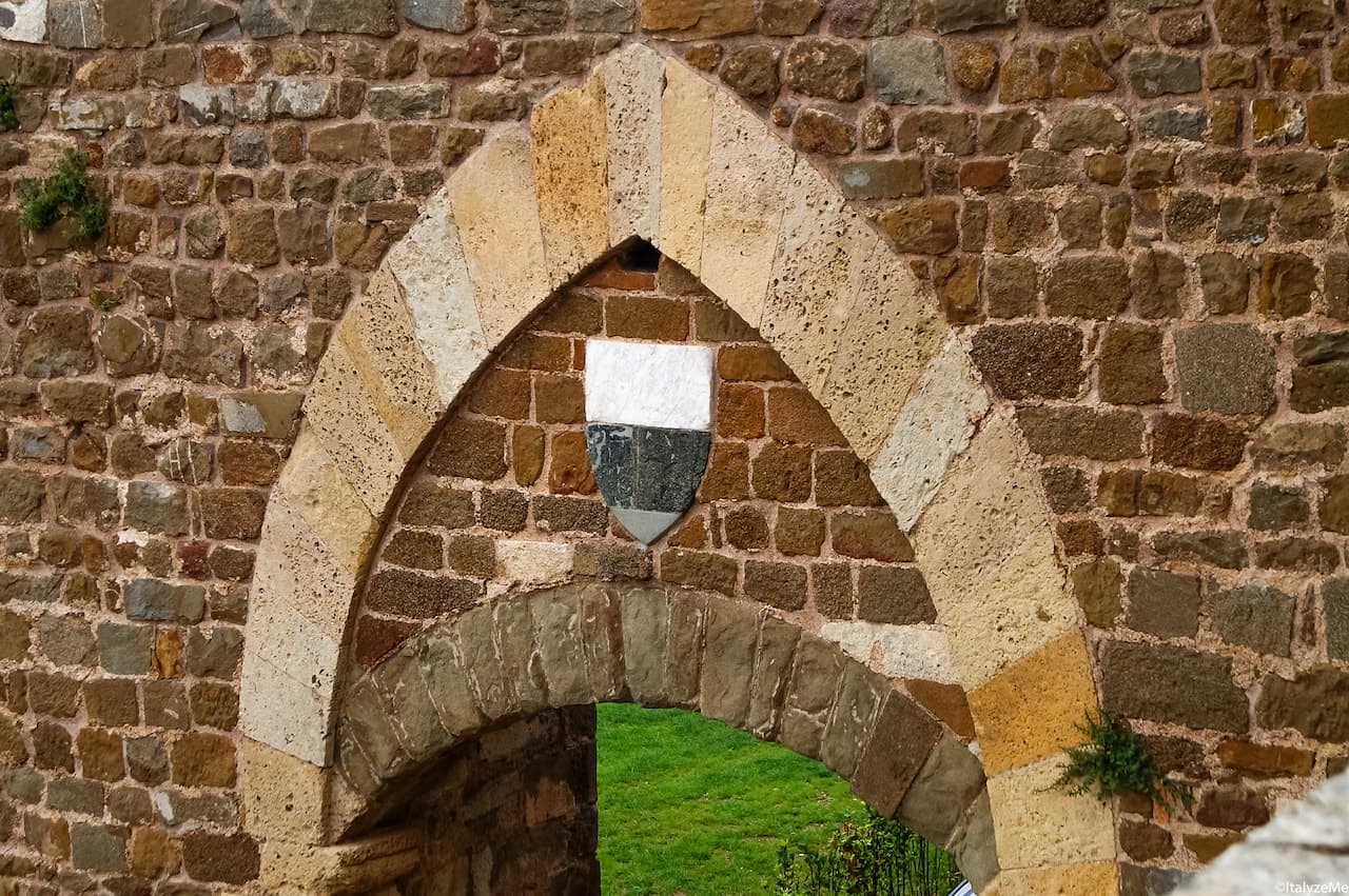 Lo stemma di Siena, la "balzana" campeggia sulla porta d'accesso alla Fortezza di Montalcino in ricordo dell'antica amicizia con la città di Siena