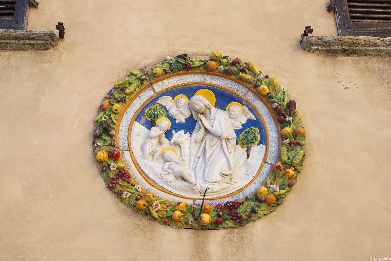Ceramica robbiana dinanzi alla chiesa di Santa Lucia, Montepulciano