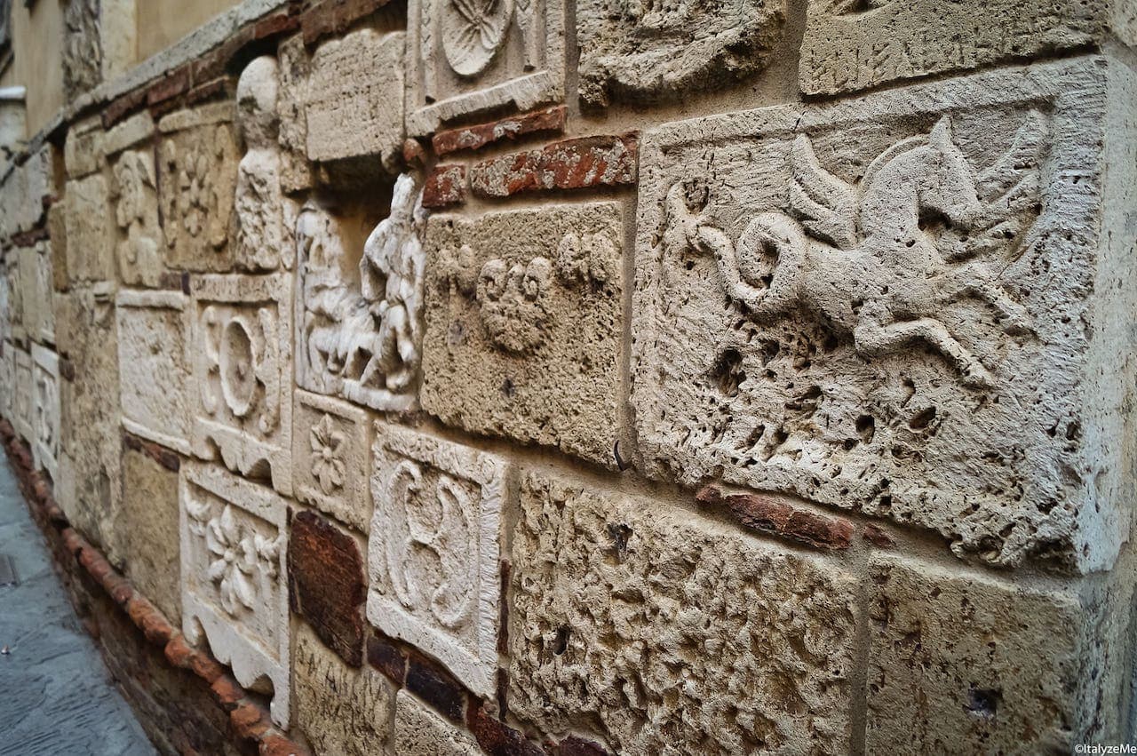 Le curiose epigrafi etrusche e romane di Palazzo Bucelli nel corso di Montepulciano
