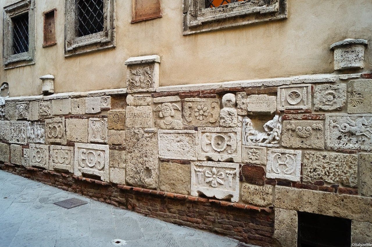 Palazzo Bucelli, col suo basamento di epigrafi ed iscrizioni etrusche e romane in via di Gracciano nel Corso a Montepulciano