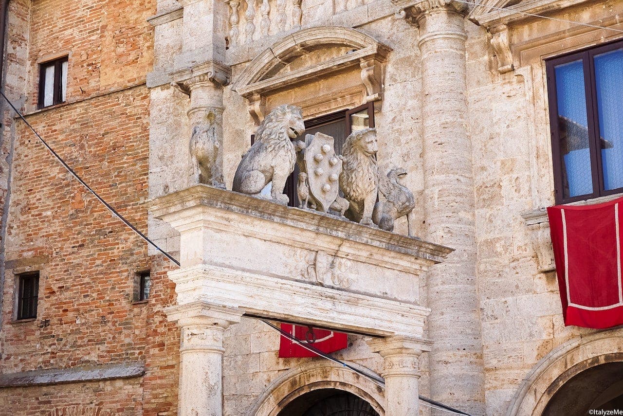 Il pozzo dei Grifi e dei Leoni in Piazza Grande a Montepulciano