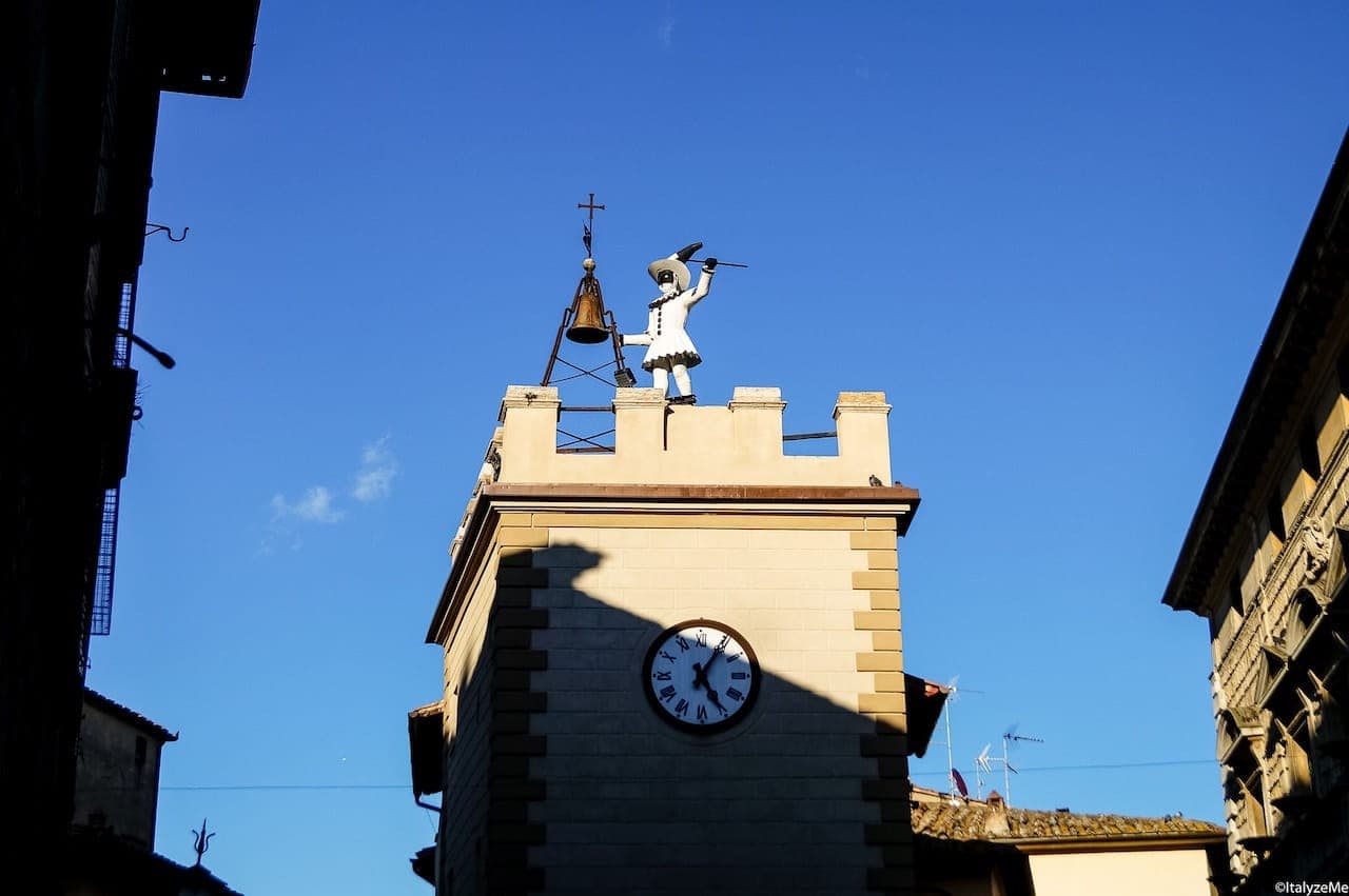 La Torre dell'Orologio in via di Gracciano nel Corso, detta anche "di Pulcinella"
