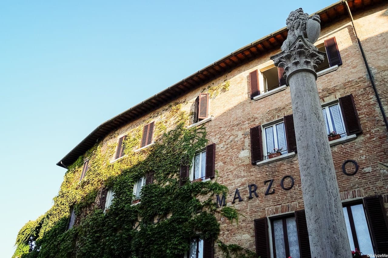 L'antico hotel Il Marzocco e la storica colonna a Montepulciano