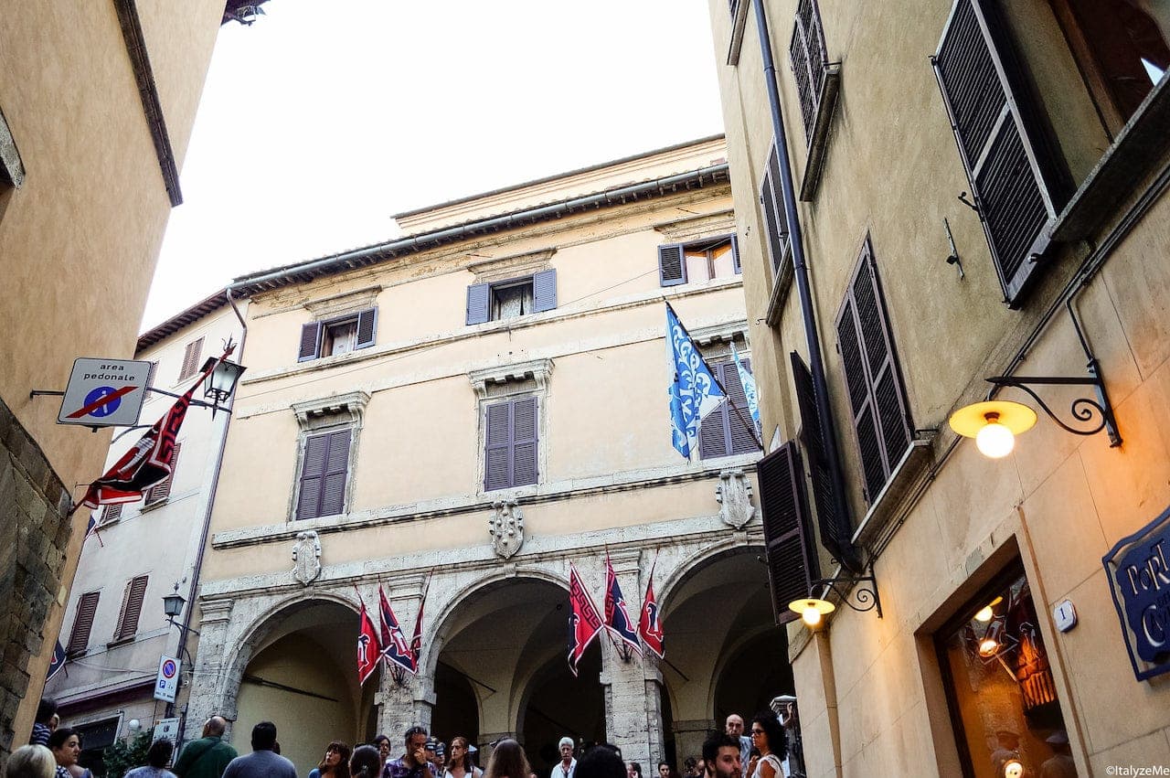 L'ingresso in Piazza delle Erbe a Montepulciano, con Porta della Cavina sulla destra