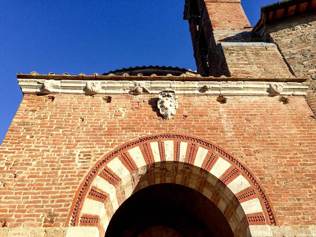 L'ingresso all'Eremo di Montesiepi, con le figure antropomorfe "a guardia" dell'ingresso