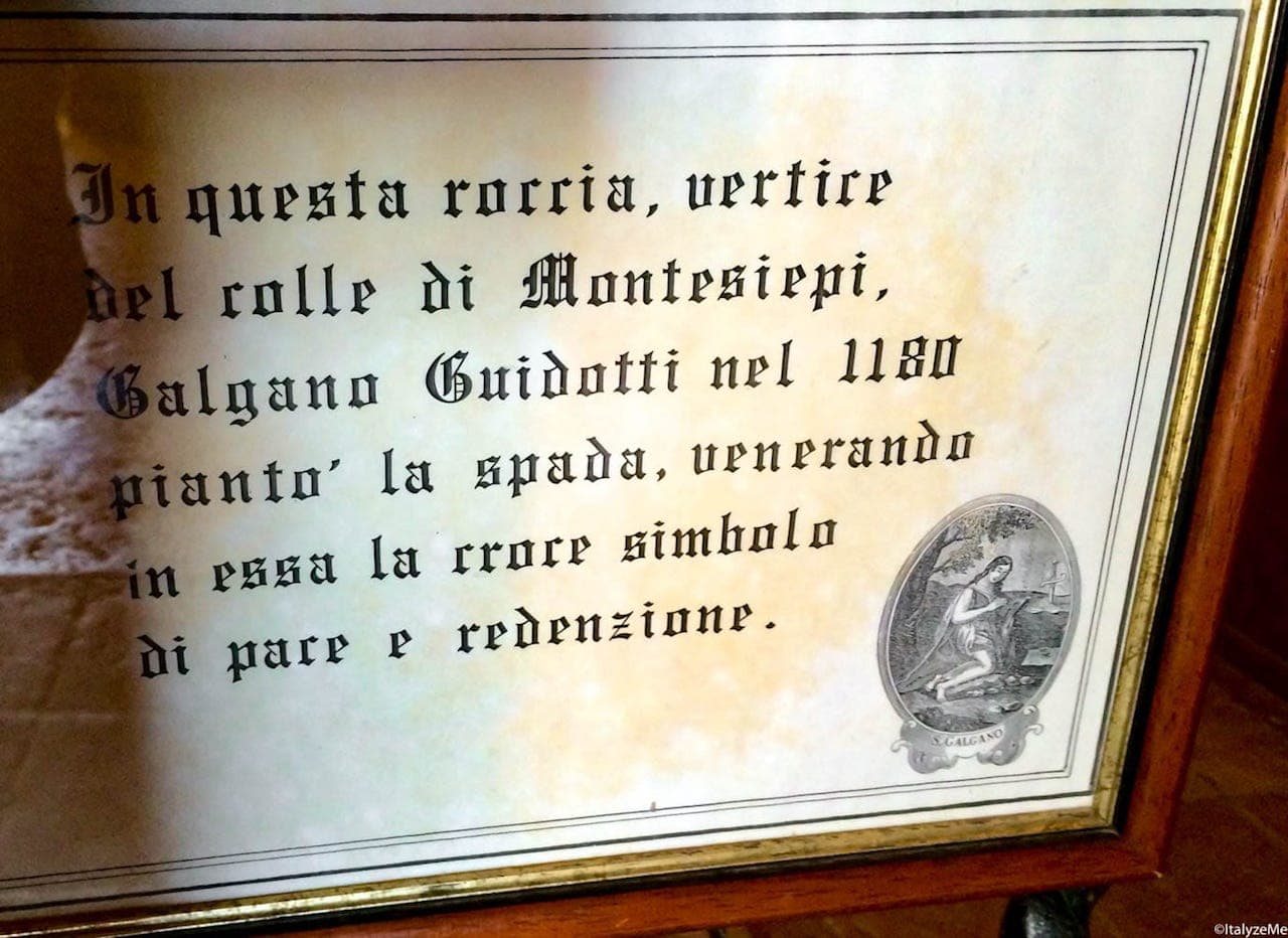Il cartello che indica la teca con la spada di Galgano infissa nella roccia, Eremo di Montesiepi