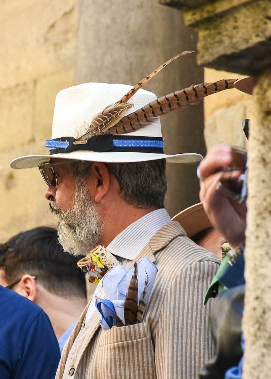 Una immagine dal raduno nazionale dandy, durante l'edizione di luglio scorso della Fiera Antiquaria Arezzo