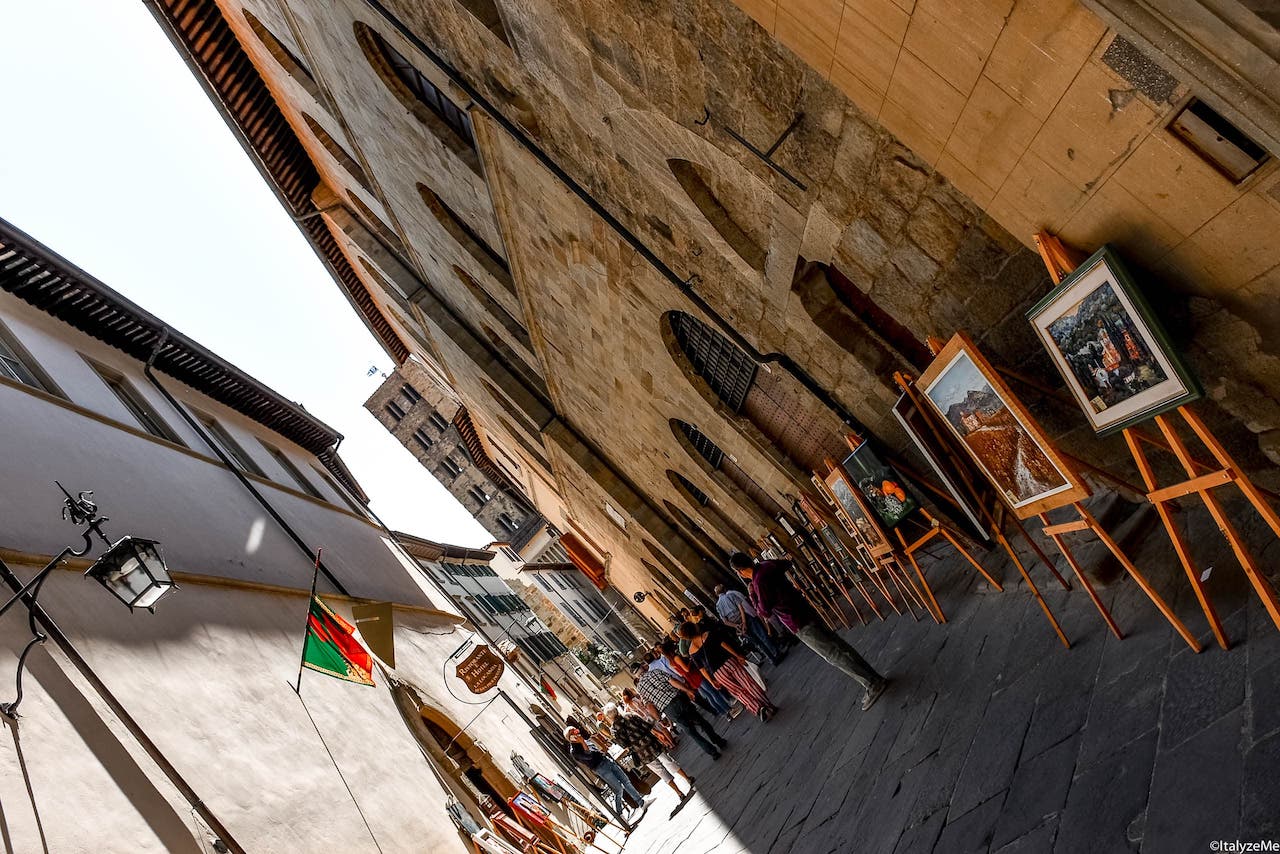 Arte ed artigianato artistico, mosaico e restauro prendono posto in via Bicchieraia ogni weekend durante la Fiera Antiquaria di Arezzo