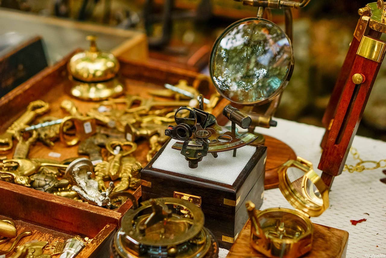Lenti d'ingrandimento, strumenti di misurazione e persino qualche astrolabio: alcuni tesori della Fiera Antiquaria di Arezzo per la quale l'adoriamo!